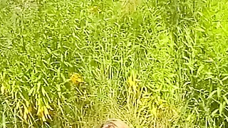Blondes Ten 18 Jahre Outdoor mit der Karotte