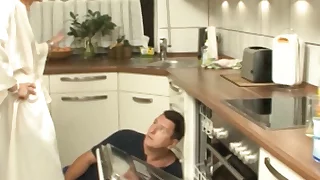 Hausmeister Krause mit Rohrverstopfung fickt notgeile Hamburger Hausfrau