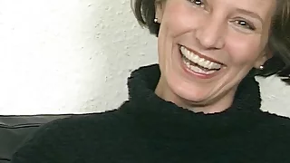 Auf der Pornocouch erst mal richtig gefickt